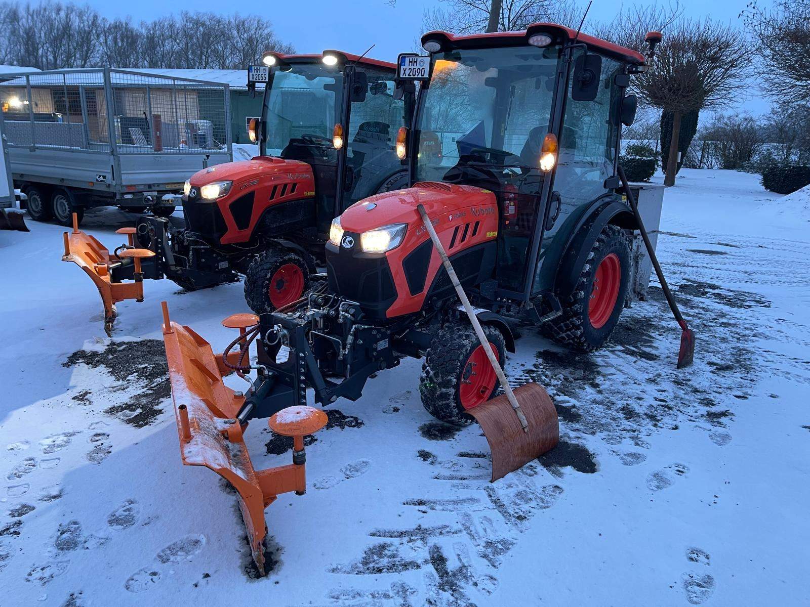 Winterdienst bei Nacht im Schneetreiben